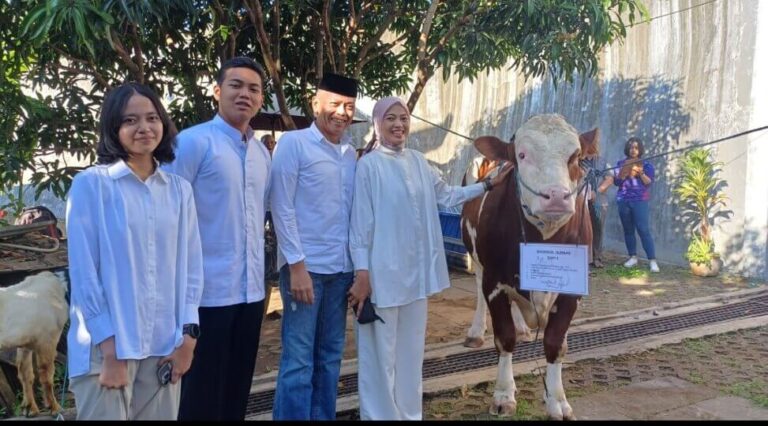 Kapolres Semarang, AKBP Ratna Quratul Ainy, menyerahkan langsung dua ekor sapi kurban pribadi kepada panitia kurban Masjid Baitul Muslimin Polres Semarang, Jumat (6/6).(Dok Humas)