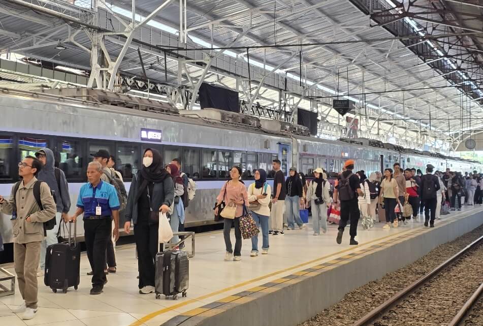Penumpang KA di stasiun wilayah KAI Daop 5 Purwokerto selama masa libur Hari Raya Iduladha 1446 H.(Dok Humas)