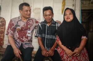 Gubernur Jateng, Ahmad Luthfi mengunjungi rumah sederhana milik Dasuki (43), seorang nelayan warga Dusun Beran, Desa Asemdoyong, Kecamatan Taman, Kabupaten Pemalang, Kamis (5/6).(Dok Humas)