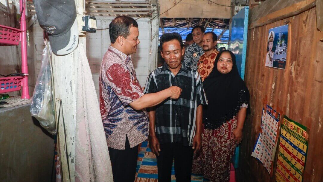 Gubernur Jateng, Ahmad Luthfi mengunjungi rumah sederhana milik Dasuki (43), seorang nelayan warga Dusun Beran, Desa Asemdoyong, Kecamatan Taman, Kabupaten Pemalang, Kamis (5/6).(Dok Humas)