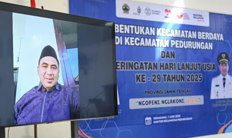 Wagub Jateng, Taj Yasin Maimoen, saat memberi sambutan secara virtual melalui aplikasi Zoom, dalam rangka Peringatan Hari Lanjut Usia Nasional (HLUN) ke-29, sekaligus peluncuran Program Kecamatan Berdaya, di halaman Kantor Kecamatan Pedurungan, Kota Semarang pada Sabtu (7/6).(Dok Humas)