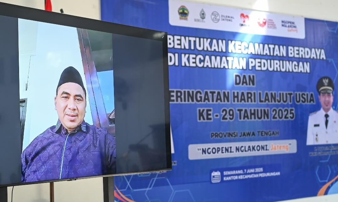 Wagub Jateng, Taj Yasin Maimoen, saat memberi sambutan secara virtual melalui aplikasi Zoom, dalam rangka Peringatan Hari Lanjut Usia Nasional (HLUN) ke-29, sekaligus peluncuran Program Kecamatan Berdaya, di halaman Kantor Kecamatan Pedurungan, Kota Semarang pada Sabtu (7/6).(Dok Humas)