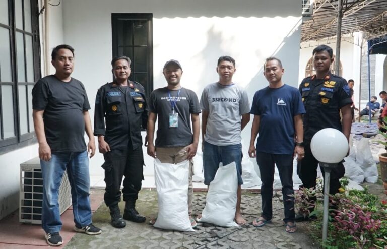KAI Daop 4 Semarang membagikan ratusan paket daging kurban kepada masyarakat di Kota Semarang dan sekitarnya, Sabtu (7/6).(Dok Humas)