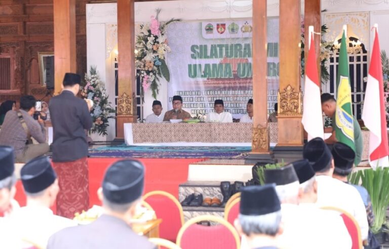 Wakil Wali kota Semarang, Iswar Aminuddin, dalam kegiatan Silaturahmi Ulama dan Umara, di Pondok Pesantren Sunan Gunung Jati Ba'alawi Kecamatan Gunung Pati, Minggu (8/6).