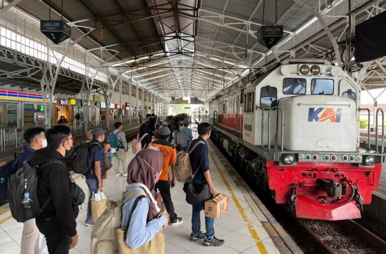 Penumpang kereta di wilayah Daop 5 Purwokerto pada hari terakhir libur panjang Iduladha 1446 H.(Dok Humas)