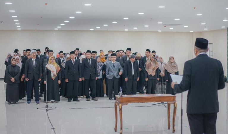 Prosesi pelantikan 127 pejabat struktural baru untuk masa bakti 2025–2029, di Aula Fakultas Farmasi Kampus II Unwahas Gunungpati, Kamis (5/6).(Dok Humas)