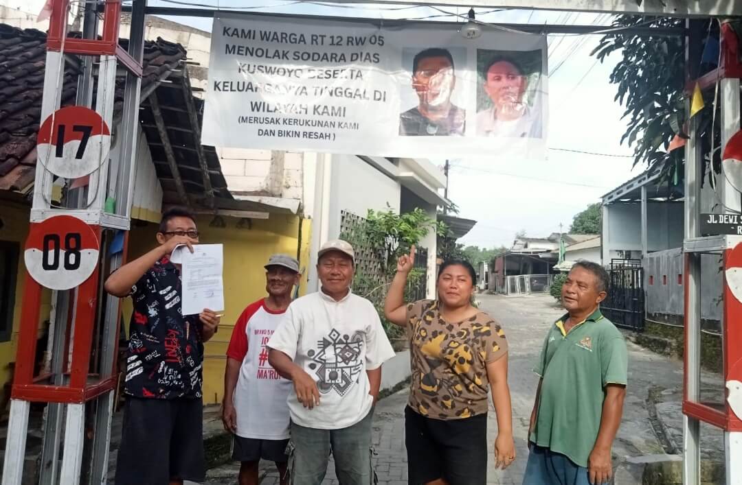 Warga RT 12 RW 05 Kelurahan Sukorejo, Kecamatan Gunungpati, Semarang memberikan klarifikasi atas tuduhan penganiayaan dan perusakan yang dilaporkan oleh seorang warga bernama Dias Kuswoyo, Senin (9/6).(BahteraJateng)