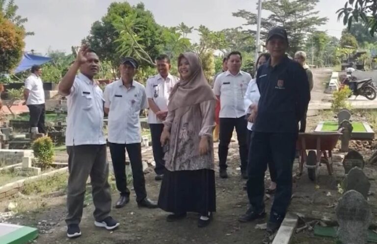 Anggota DPRD kota Semarang, Dini Inayati, meninjau langsung kondisi TPU Dadapan di Kelurahan Sendangmulyo, Senin (9/6).(Dok Humas)