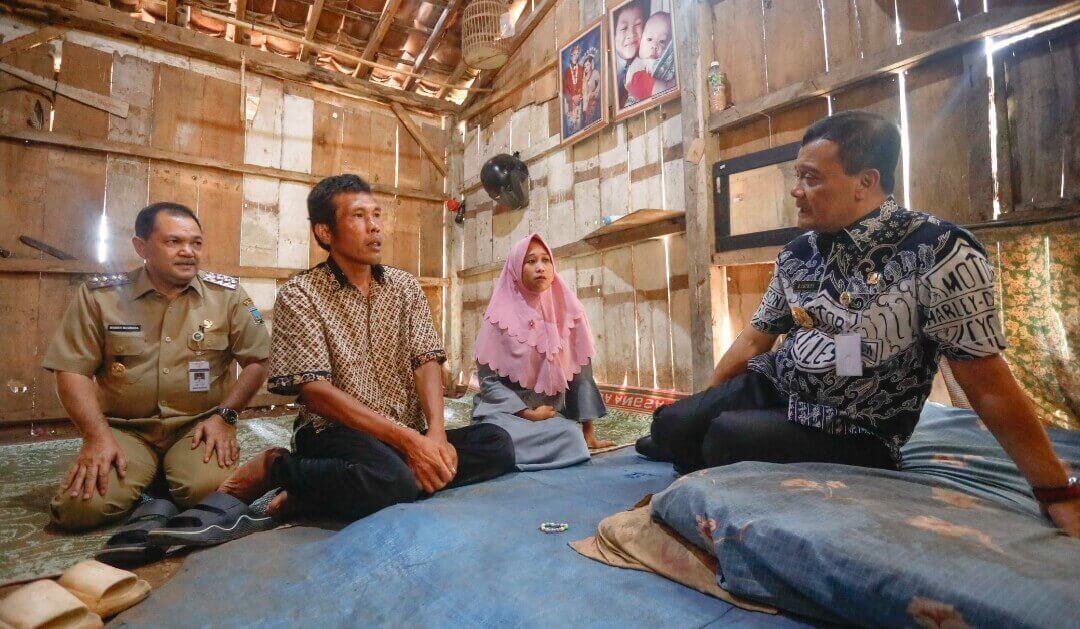 Gubernur Jateng Ahmad Luthfi mengunjungi rumah warga Desa Kawengen, Kecamatan Ungaran Timur, Kabupaten Semarang, Sunoto (43) dan Sofiyati (29) yang mendapatkan bantuan RTLH, Selasa (10/6).(Dok Humas)