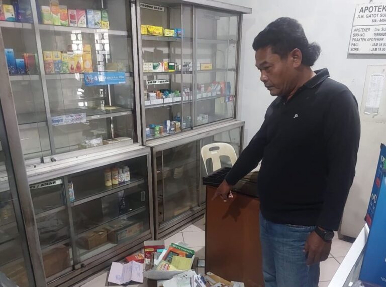 Sebuah apotek yang berada di sekitar pasar Bandarjo atau pasar Ungaran Kec. Ungaran Barat dibobol pencuri, Senin (9/6).(Dok Humas)