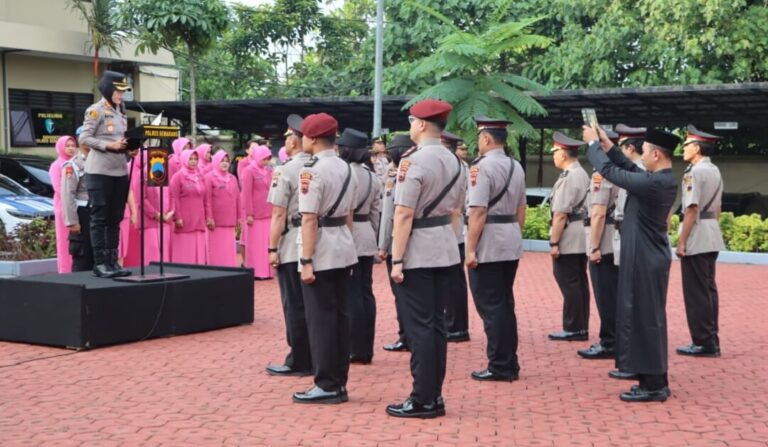 Rotasi jabatan di Polres Semarang, Kapolres Semarang AKBP Ratna Quratul Ainy memimpin langsung jalannya upacara sertijab, Rabu (11/6).(Dok Humas)