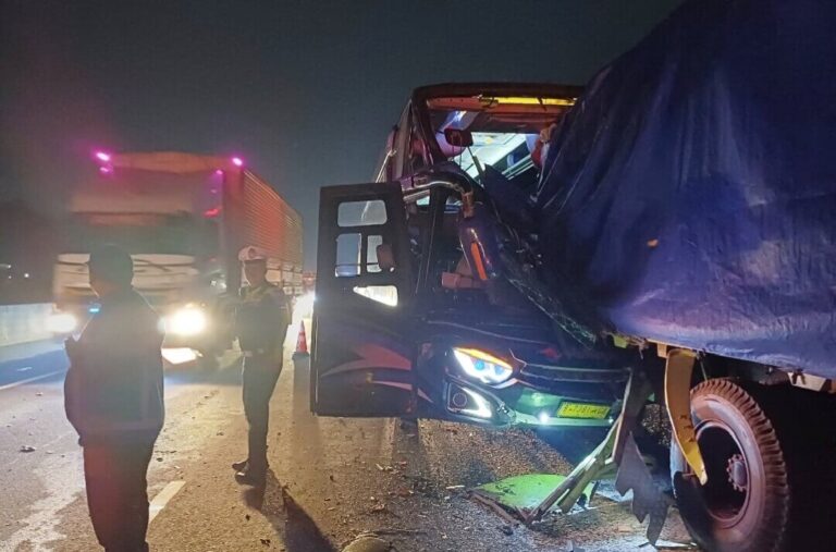 Kecelakaan lalu lintas terjadi di Tol Solo-Semarang KM 432.600 jalur B, wilayah Kelurahan Beji, Kecamatan Ungaran Timur, melibatkan tiga kendaraan: bus malam PO Haryanto, truk Hino, dan mobil Toyota Fortuner, Rabu (11/6).(Foto Ist)