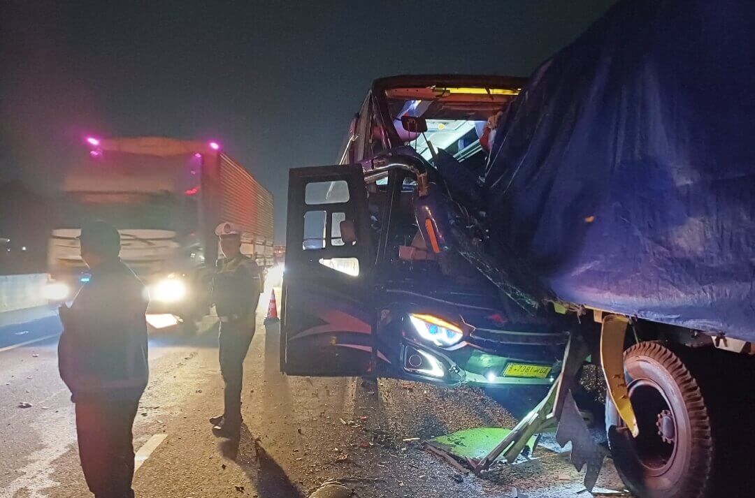 Kecelakaan lalu lintas terjadi di Tol Solo-Semarang KM 432.600 jalur B, wilayah Kelurahan Beji, Kecamatan Ungaran Timur, melibatkan tiga kendaraan: bus malam PO Haryanto, truk Hino, dan mobil Toyota Fortuner, Rabu (11/6).(Foto Ist)