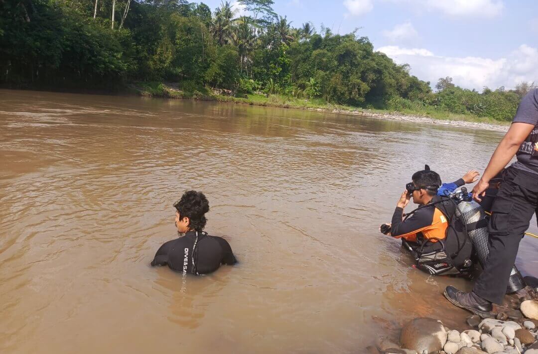 Tim SAR Gabungan melakukan pencarian terhadap seorang pencari ikan, Endang Mustawa (43) warga Jetis RT. 01 RW. 02 Karangrejo kecamatan Bandongan kabupaten Magelang yang hanyut dan hilang saat menjala ikan di sungai Progo Magelang, Kamis (12/6).(Foto Ist)