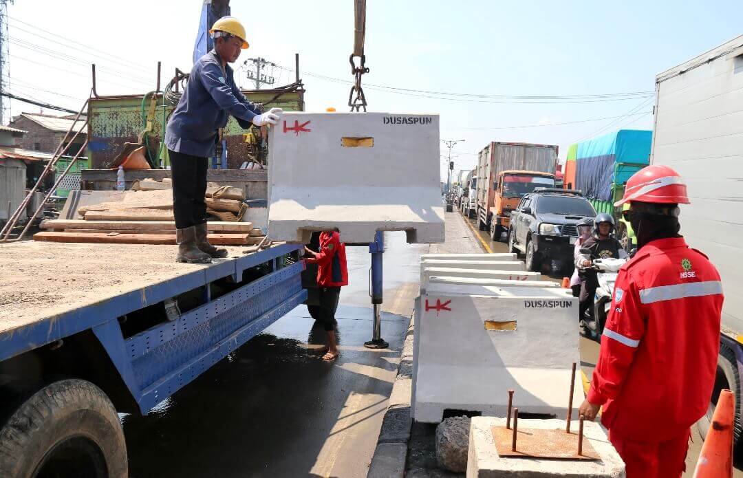Pemprov Jateng bersama Kementerian Pekerjaan Umum dan Perumahan Rakyat (PUPR) melakukan penutupan U-Turn di depan Pabrik Polytron, Jalan Raya Semarang–Sayung KM 9, Kamis (12/6).(Dok Humas)