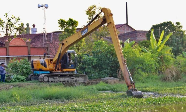 Pemprov Jateng melalui Dinas Pekerjaan Umum Sumber Daya Air dan Penataan Ruang (Pusdataru) melakukan pengerukan sedimentasi di Sungai Dombo, Kecamatan Sayung, Kabupaten Demak, Kamis (12/6).(Dok Humas)