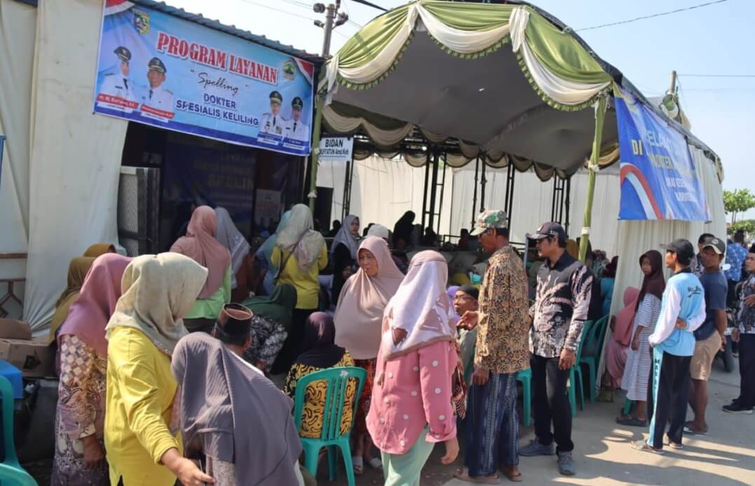Pemprov Jateng memberikan layanan kesehatan gratis dan menyalurkan bantuan sosial kepada warga terdampak banjir rob di Kabupaten Demak pada Kamis (12/6).(Dok Humas)