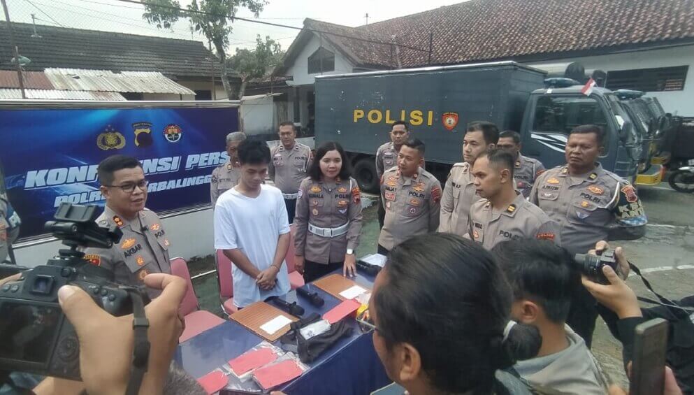 Polres Purbalingga menggelar konferensi pers, kasus kecelakaan beruntun yang melibatkan 4 unit kendaraan roda empat dan 2 unit kendaraan roda dua di jalan Mayjen Soengkono, Kalimanah, Kecamatan Kalimanah, Kamis (12/6).(Foto Ist)