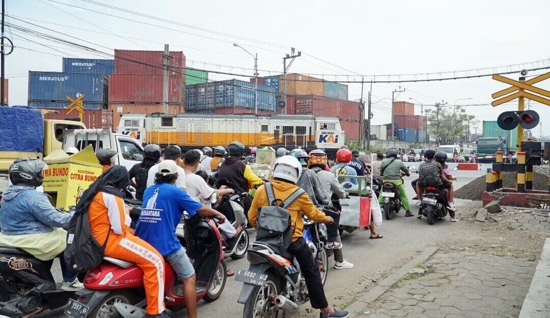 Perbaikan jalur rel di perlintasan sebidang Jalan Ronggowarsito, Kota Semarang, pada Minggu, 15 Juni 2025.(Dok Humas)