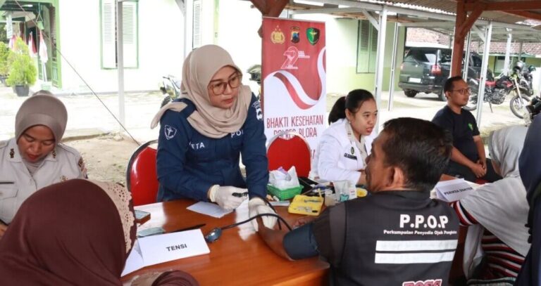 Polres Blora melalui Sidokkes menggelar bakti sosial berupa pemeriksaan kesehatan gratis bagi 50 pengemudi ojol di halaman Polsek Cepu, Jumat (13/6).(Dok Humas)