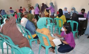 Warga terdampak banjir rob di Kecamatan Sayung, Kabupaten Demak, memanfaatkan layanan kesehatan gratis melalui Program Spesialis Keliling (Speling) yang diselenggarakan Pemprov Jateng, Jumat (13/6).(Dok Humas)