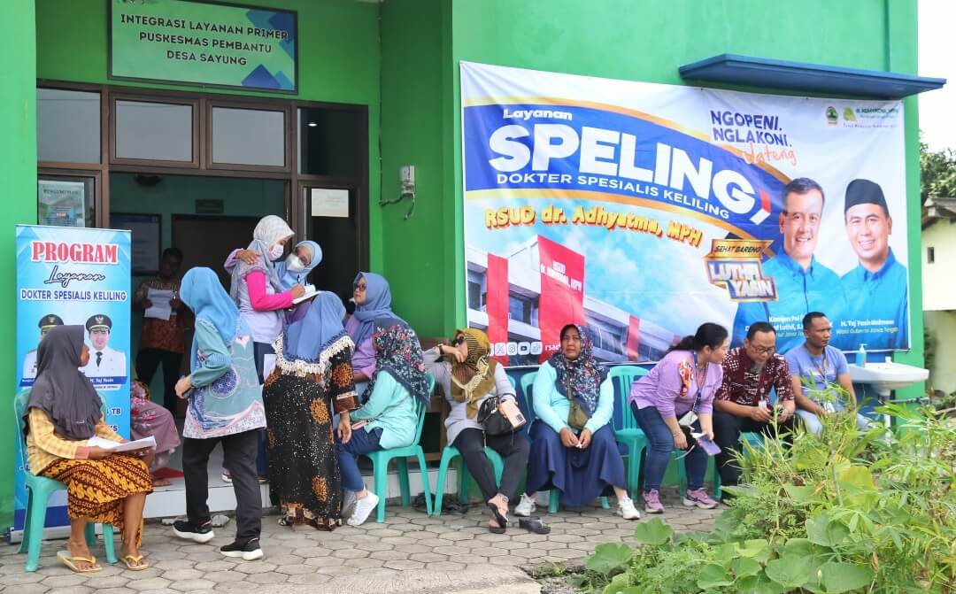 Warga terdampak banjir rob di Kecamatan Sayung, Kabupaten Demak, memanfaatkan layanan kesehatan gratis melalui Program Spesialis Keliling (Speling) yang diselenggarakan Pemprov Jateng, Jumat (13/6).(Dok Humas)