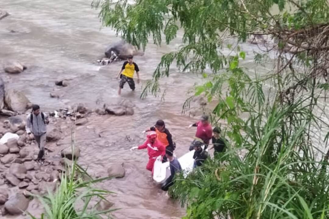 Jasad pencari ikan yang dilaporkan hanyut di Sungai Progo, Magelang, akhirnya ditemukan dalam keadaan meninggal dunia, Jumat (13/6) sore.(Foto Ist)