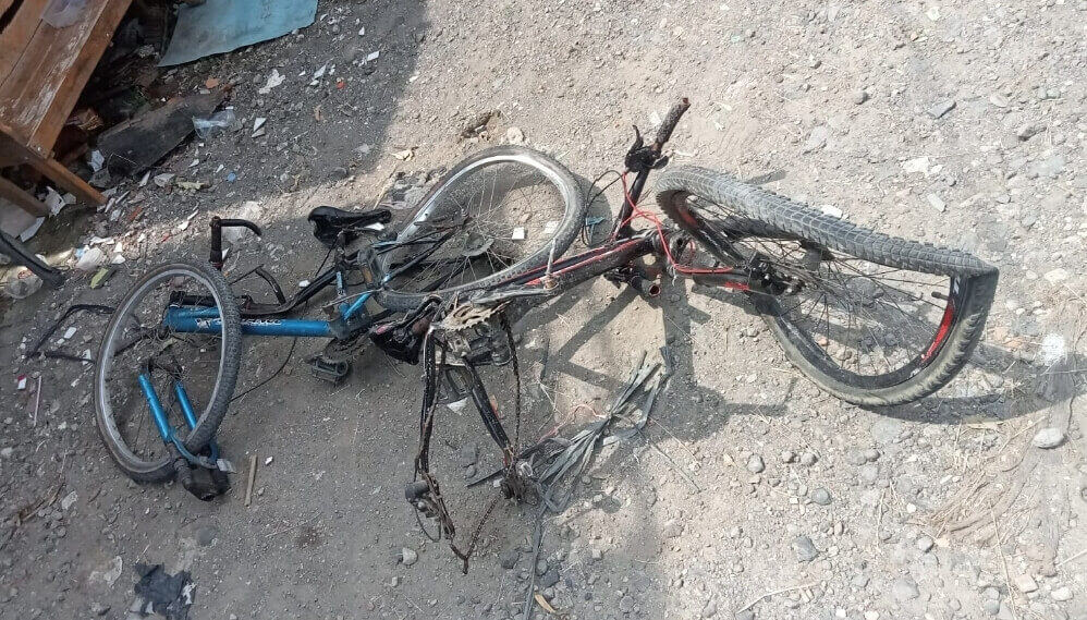 KA Sembrani (KA 39) relasi Surabaya–Jakarta dengan tiga pesepeda di perlintasan sebidang tidak terjaga yang telah dipersempit pada kilometer 15+1/2 antara Stasiun Tegowanu dan Stasiun Brumbung, Kabupaten Demak, Sabtu (14/6).(Dok Humas)