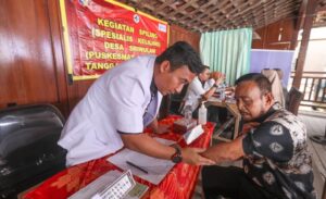 Bagian dari program Speling Pemprov Jateng, dokter spesialis kulit dari RSUD dr. Moewardi Solo menggelar pemeriksaan kesehatan gratis bagi warga terdampak banjir rob di Kecamatan Sayung, Kabupaten Demak, Sabtu (14/6).(Dok Humas)
