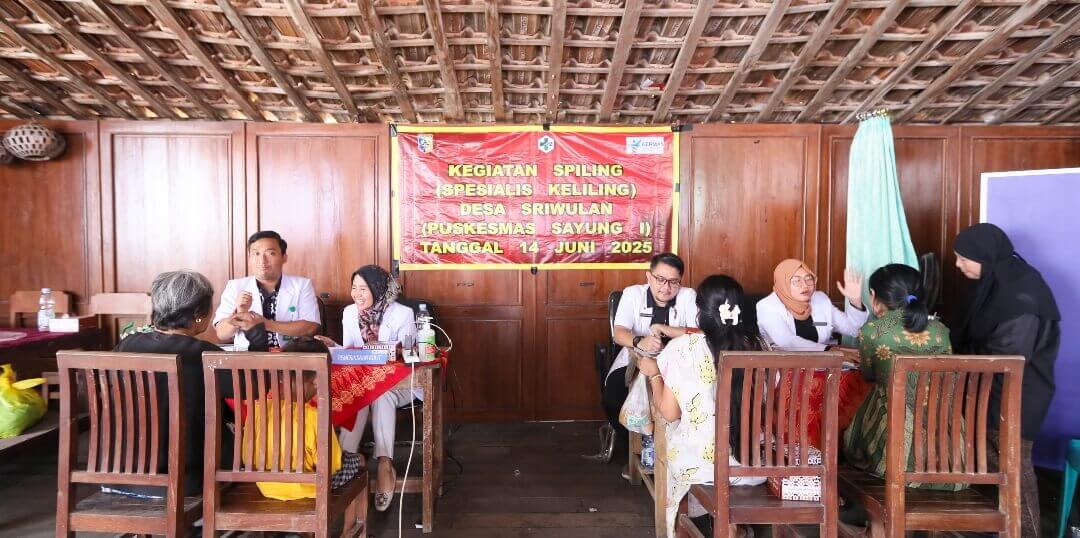 Bagian dari program Speling Pemprov Jateng, dokter spesialis kulit dari RSUD dr. Moewardi Solo menggelar pemeriksaan kesehatan gratis bagi warga terdampak banjir rob di Kecamatan Sayung, Kabupaten Demak, Sabtu (14/6).(Dok Humas)
