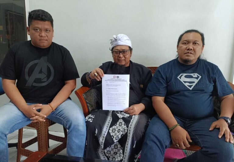 Didik Agus Riyanto (tengah) menunjukkan surat aduan yang dikirimkan ke Satpol PP, Distaru dan Disdag.(Foto Ist)