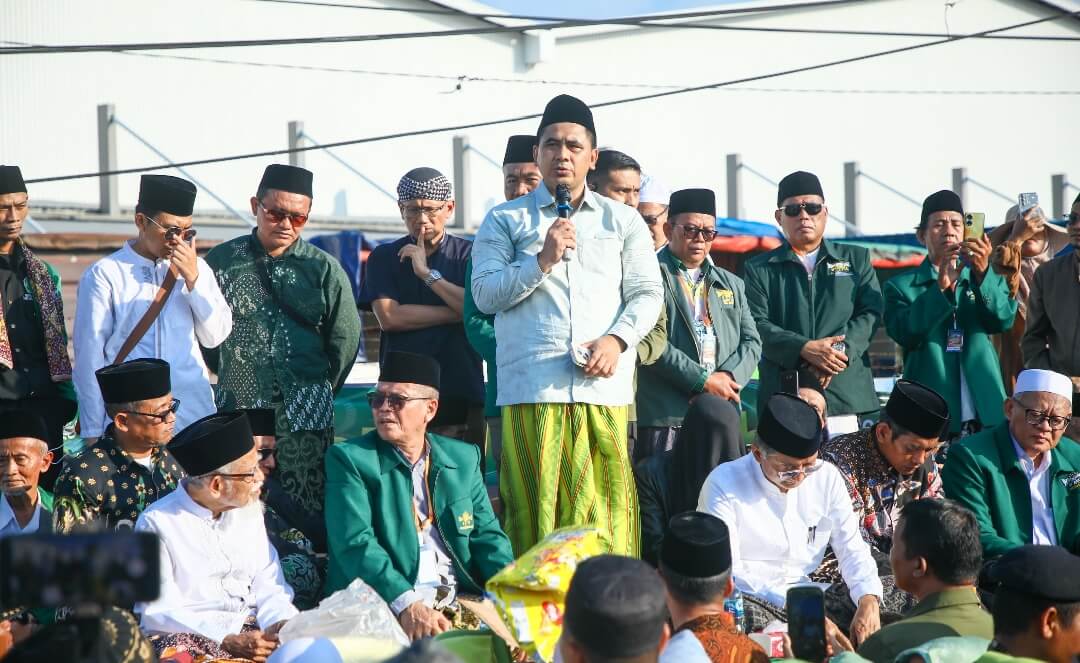 Wagub Jateng, Taj Yasin Maimoen, dalam istighosah bersama masyarakat di kawasan Pantura Sayung, Kabupaten Demak, Minggu (15/6).