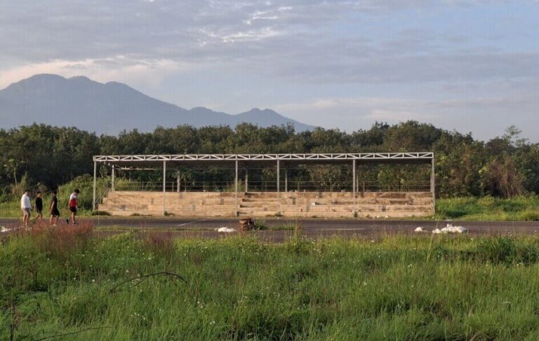 Kondisi ilalang dan tribun Sirkuit Mijen Semarang yang tidak terawat.(Foto Ist)