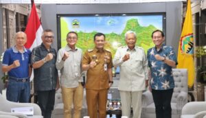 Gubernur Jateng, Ahmad Luthfi menerima audiensi panitia Prambanan Mendhut Interhash 2026 di kantor Gubernuran, Senin (16/6).(Dok Humas)