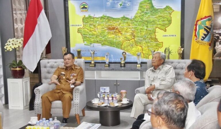 Gubernur Jateng, Ahmad Luthfi menerima audiensi panitia Prambanan Mendhut Interhash 2026 di kantor Gubernuran, Senin (16/6).(Dok Humas)