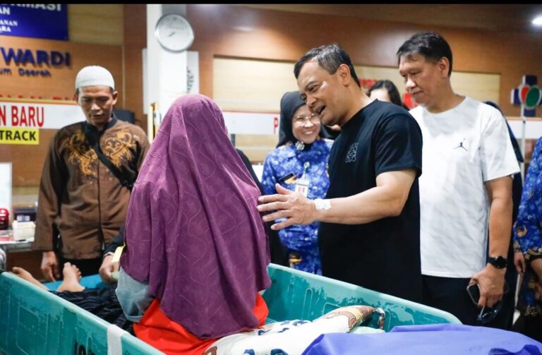 Gubernur Jateng Ahmad Luthfi, meninjau layanan fast track untuk pasien rawat jalan di RSUD Dr Moewardi Solo, Selasa (17/6).(Dok Humas)