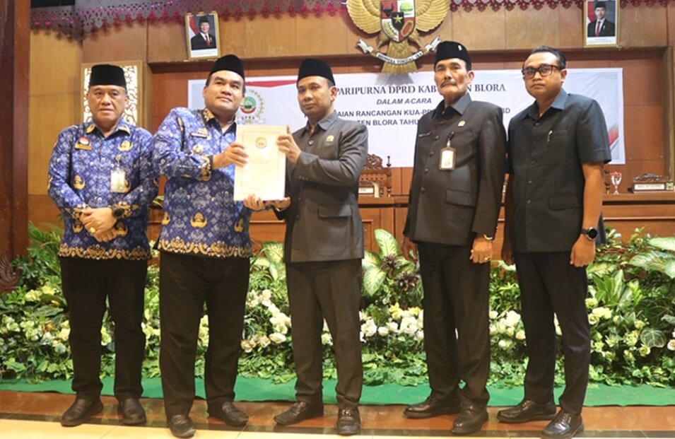 Bupati Blora, Arief Rohman, secara simbolis menyerahkan buku Rancangan KUA-PPAS Perubahan APBD 2025 kepada Ketua DPRD Blora, Mustopa dalam sidang paripurna, Selasa (17/6).(Foto Ist)