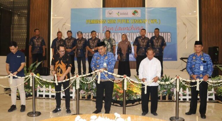 Peresmian Koperasi Sukses Makmur oleh Aspenda Blora yang ditandai dengan emotongan pita secara simbolis oleh Bupati Blora, Arief Rohman, didampingi Ketua Aspenda Naryoto, Anggota Komisi IV DPR RI Firman Subagyo, dan Senior Manager PT Pupuk Indonesia, Jeff Narapati, Selasa (17/6).(Foto Ist)
