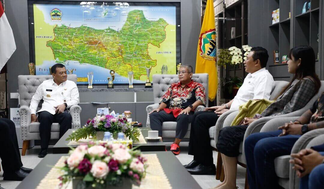 Gubernur Jateng, Ahmad Luthfi menerima audiensi pimpinan AirAsia dan General Manager Bandara Ahmad Yani di ruang kerjanya, Rabu (18/6).(Dok Humas)
