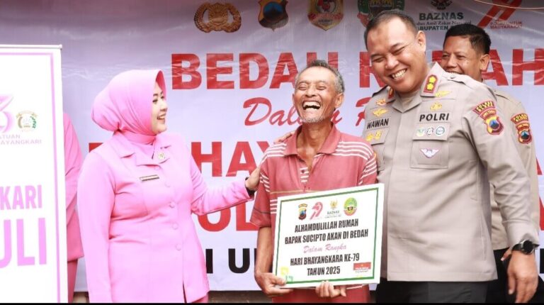 Peringati Hari Bhayangkara ke-79, Polres Blora melaksanakan kegiatan bedah rumah milik Bapak Sucipto, warga Desa Sumberejo, Kecamatan Ngawen, Kabupaten Blora, Kamis (19/6).(Dok Humas)