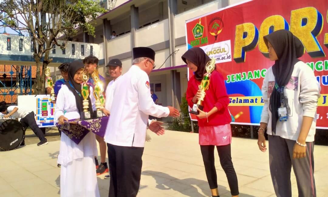 Nur Lita Nasucha, siswa kelas XI MA Kejuruan NU 01 Kota Semarang saat menerima piala sebagai menjadi Juara Badminton Putri Tingkat Madrasah Aliyah se-Kota Semarang.(Foto Ist)