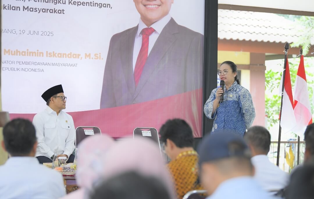 Wali Kota Semarang Agustina memaparkan tantangan pengentasan kemiskinan di hadapan Menteri Koordinator Bidang Pemberdayaan Masyarakat, Abdul Muhaimin Iskandar, Kamis (19/6).(Dok Humas)