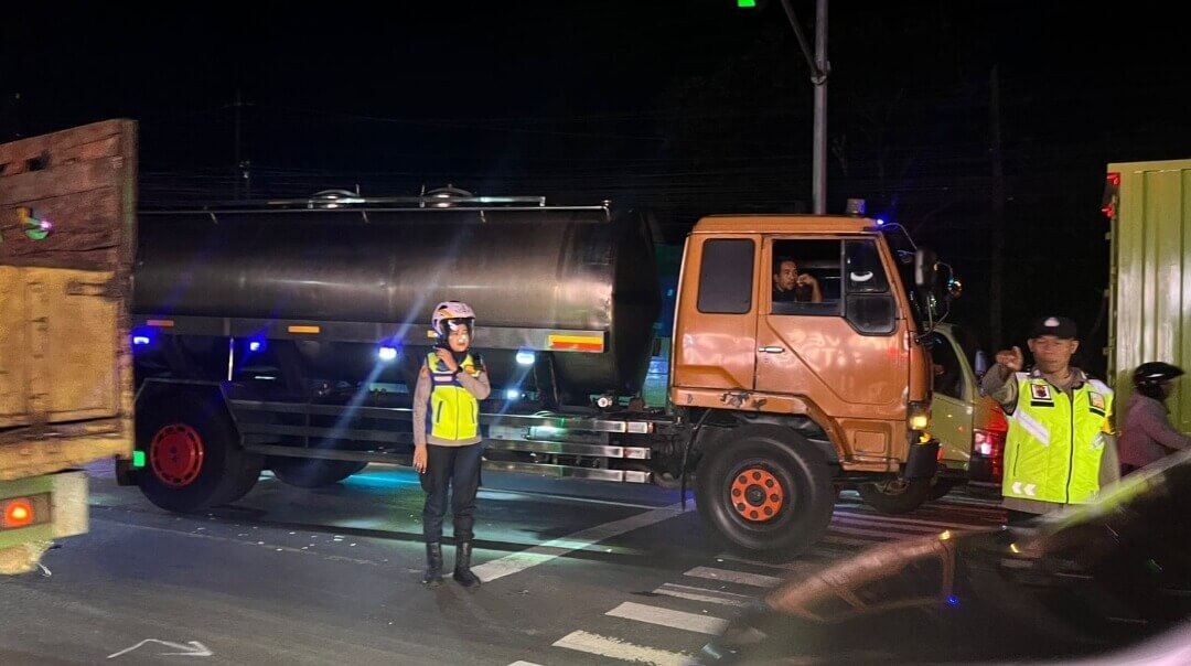 Aksi mogok sopir truk yang memprotes penerapan aturan Over Dimension Over Load (ODOL) di wilayah perbatasan Kabupaten Semarang dan Boyolali, Kamis malam (19/6).(Dok Humas)