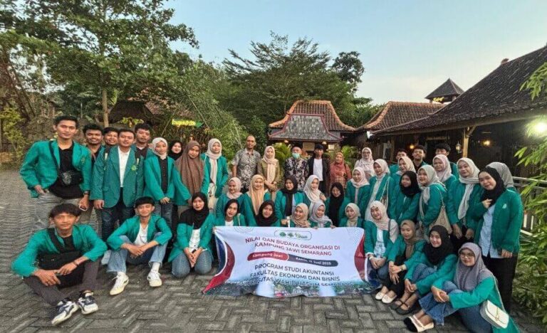 Mahasiswa Prodi Akuntansi Unwahas angkatan 2022 mengikuti kegiatan Outing Class Mata Kuliah Perilaku Organisasi di Kampung Jawi, Desa Kalialang, Semarang, Rabu (12/6).(Dok Humas)