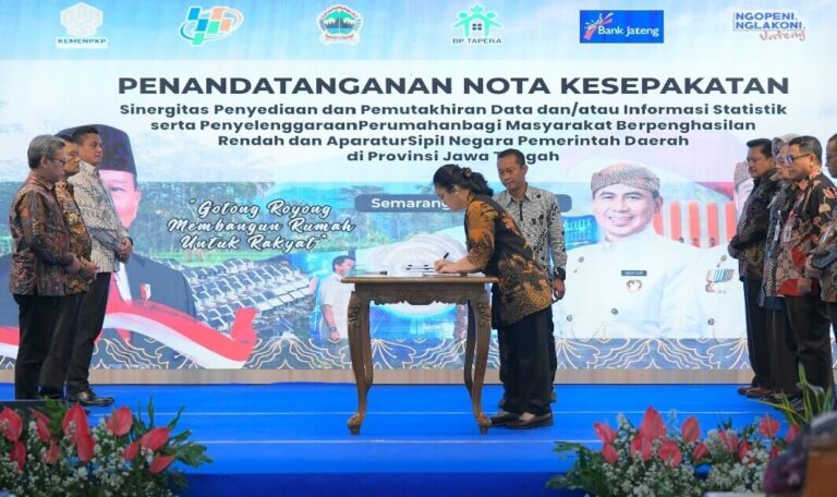 Wali Kota Semarang, Agustina, menandatangani nota kesepakatan antara Pemerintah Provinsi Jawa Tengah dengan Kementerian Perumahan dan Kawasan Permukiman (PKP), yang digelar di Gedung Gradhika Bhakti Praja, Semarang, Jumat (20/6).(Dok Humas)