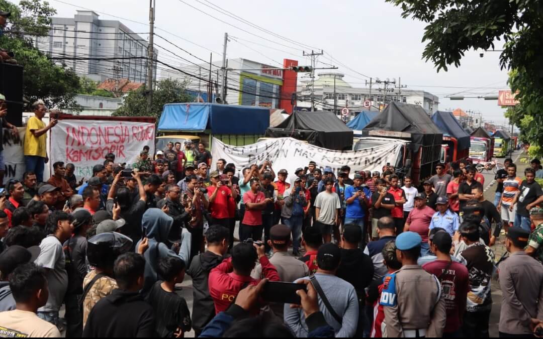 Puluhan truk memadati ruas Jalan Diponegoro, Ungaran, tepat di depan kantor DPRD Kabupaten Semarang, Jumat (20/6), dalam aksi demonstrasi menolak penerapan aturan ODOL.(Dok Humas)