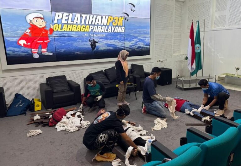 FKIP UNWAHAS Semarang menyelenggarakan pelatihan Pertolongan Pertama pada Kecelakaan (P3K) khusus bagi komunitas paralayang, Jumat-Sabtu (13–14 Juni 2025) di Kampus II UNWAHAS.(Dok Humas)