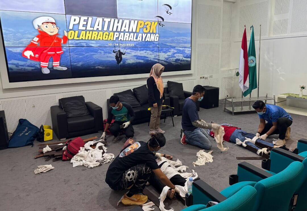 FKIP UNWAHAS Semarang menyelenggarakan pelatihan Pertolongan Pertama pada Kecelakaan (P3K) khusus bagi komunitas paralayang, Jumat-Sabtu (13–14 Juni 2025) di Kampus II UNWAHAS.(Dok Humas)