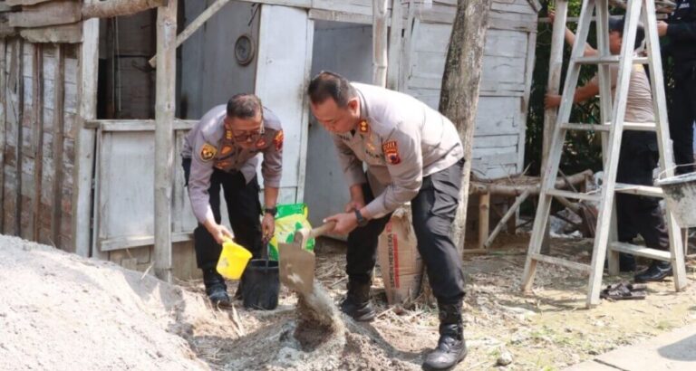 Kapolres Blora, AKBP Wawan, turun langsung bedah rumah milik Ibu Suminah, warga RT 02/RW 04, Desa Pelem, Kecamatan Blora, Kabupaten Blora, Sabtu (21/6).(Dok Humas)