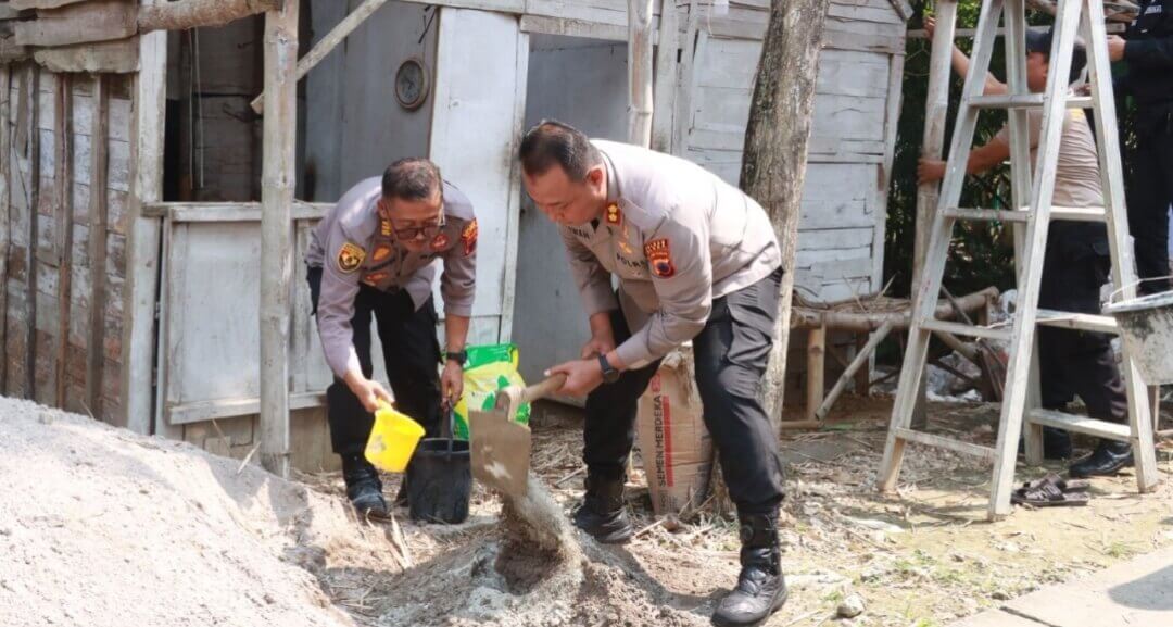 Kapolres Blora, AKBP Wawan, turun langsung bedah rumah milik Ibu Suminah, warga RT 02/RW 04, Desa Pelem, Kecamatan Blora, Kabupaten Blora, Sabtu (21/6).(Dok Humas)
